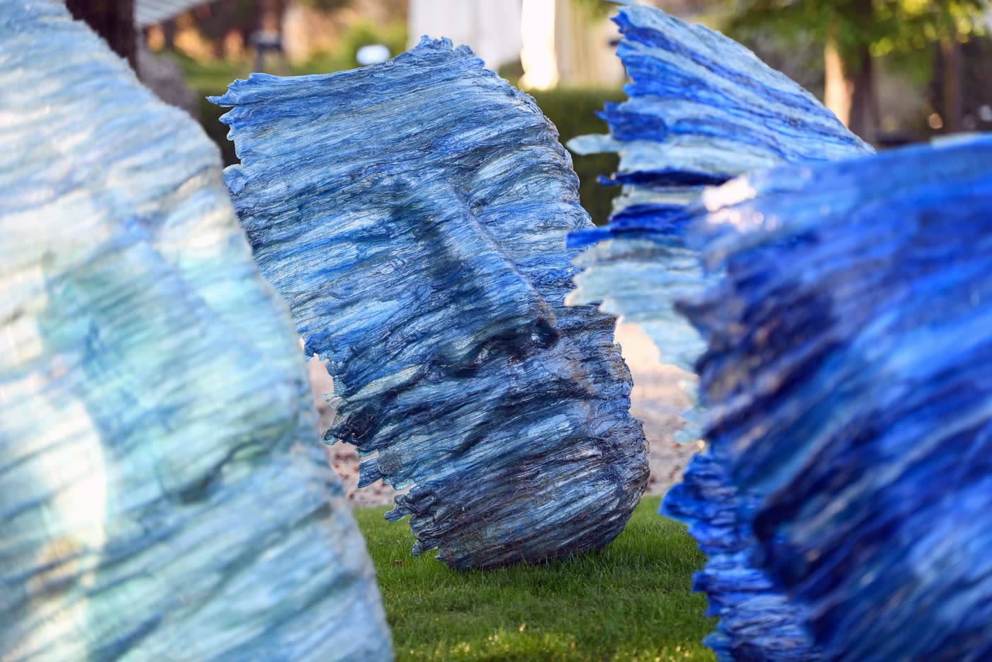 Volti blu in materiale stratificato
